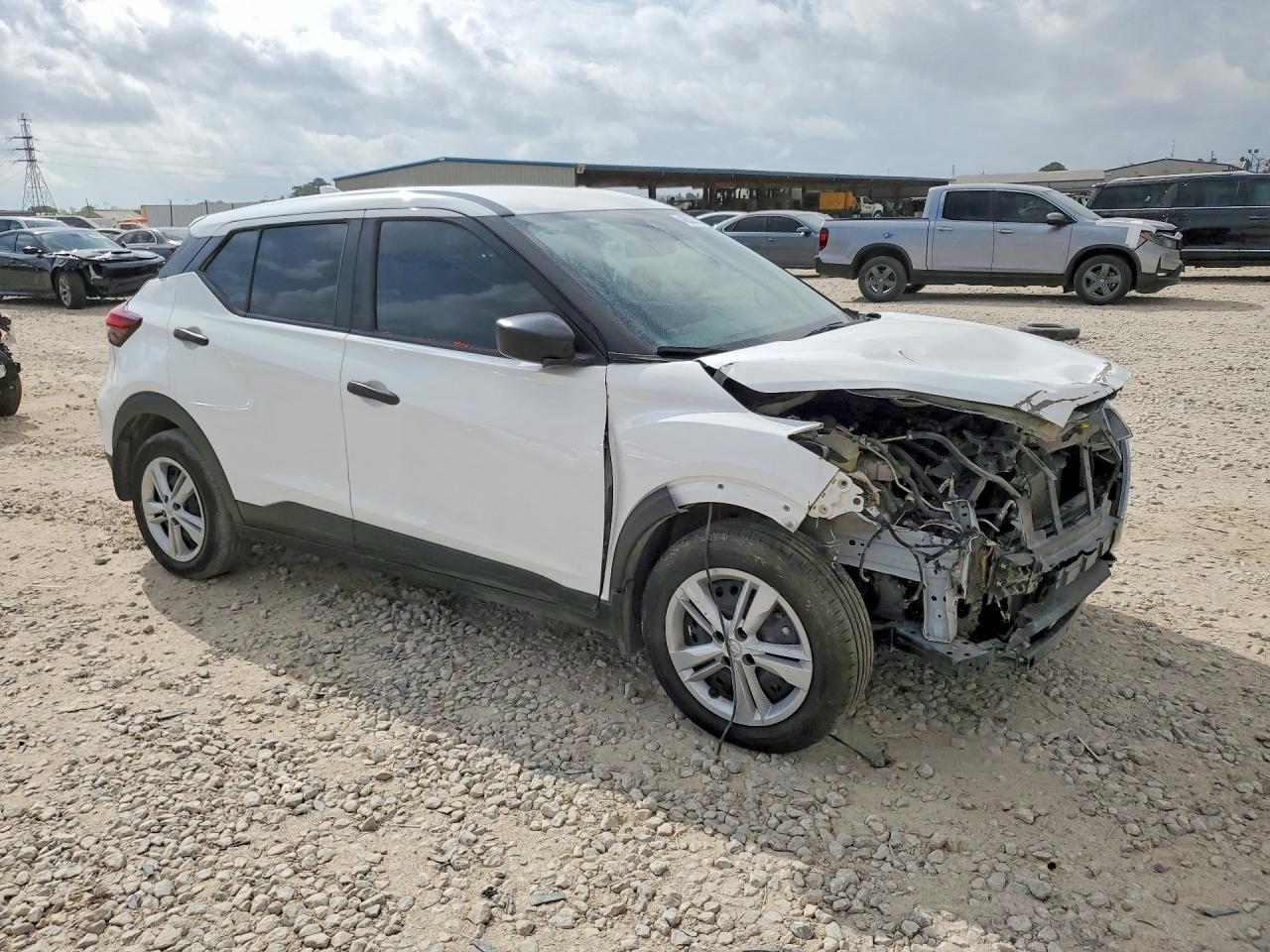 2024 NISSAN KICKS