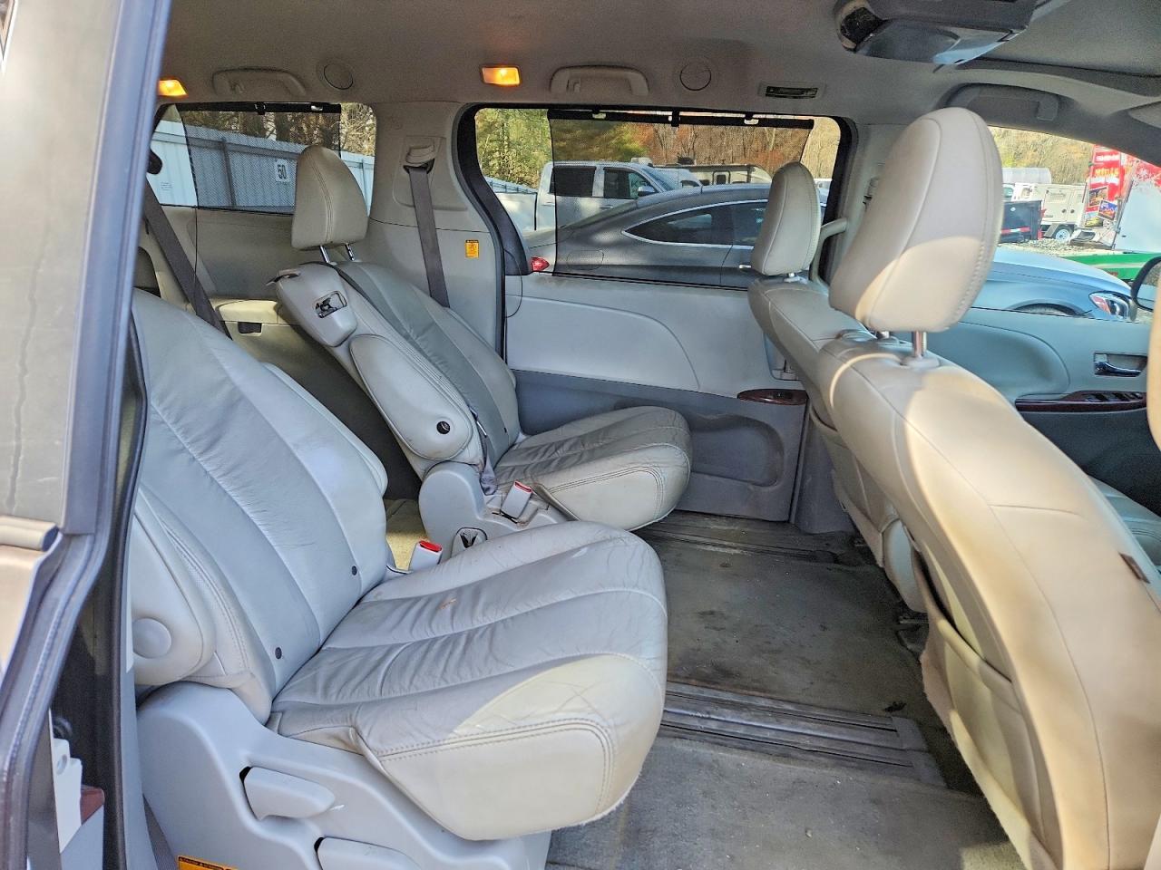 2011 TOYOTA SIENNA