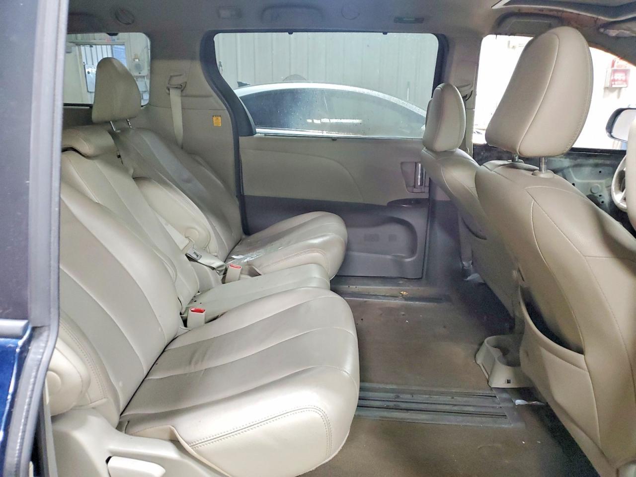 2012 TOYOTA SIENNA