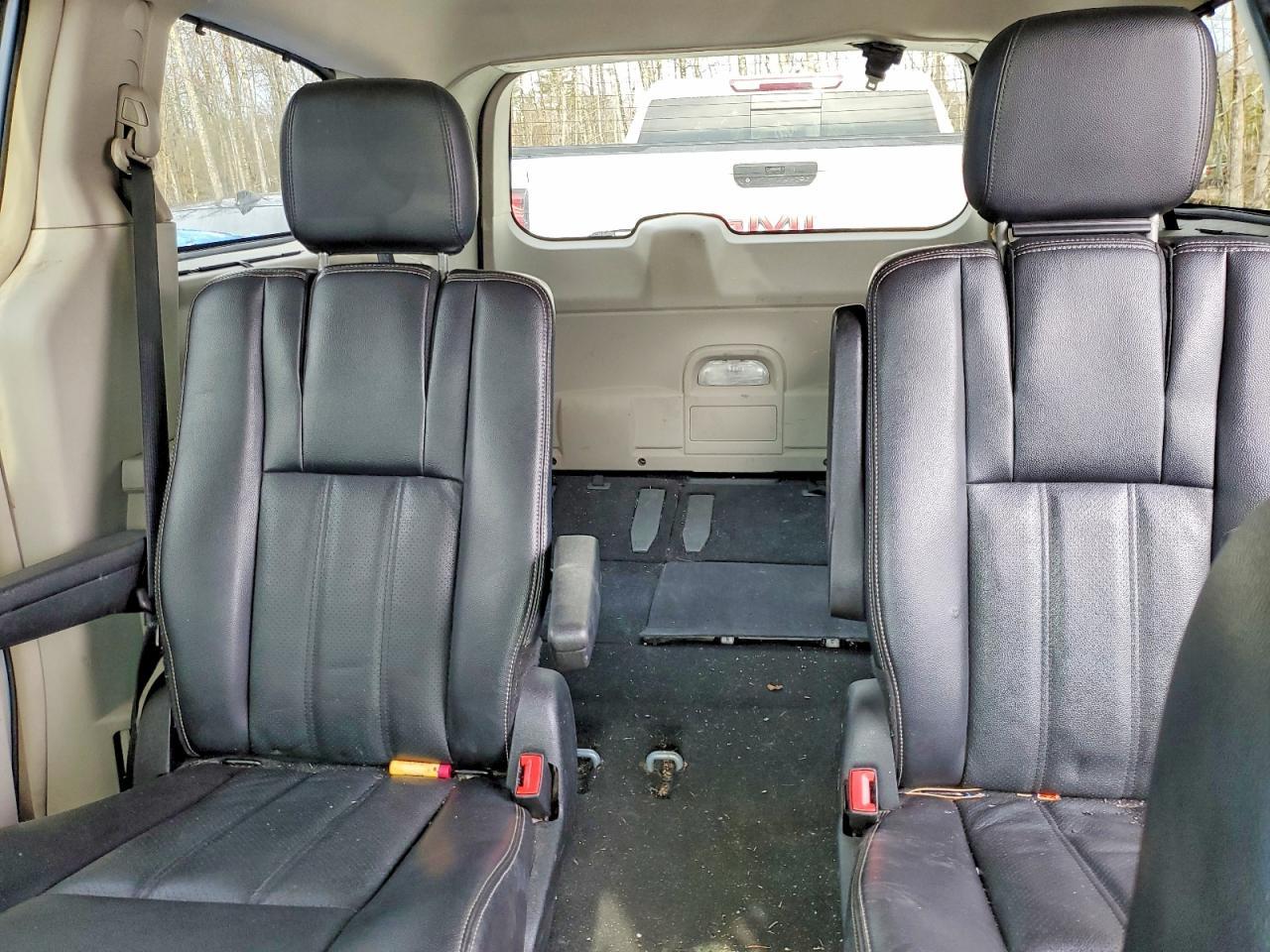 2012 CHRYSLER Town & Country