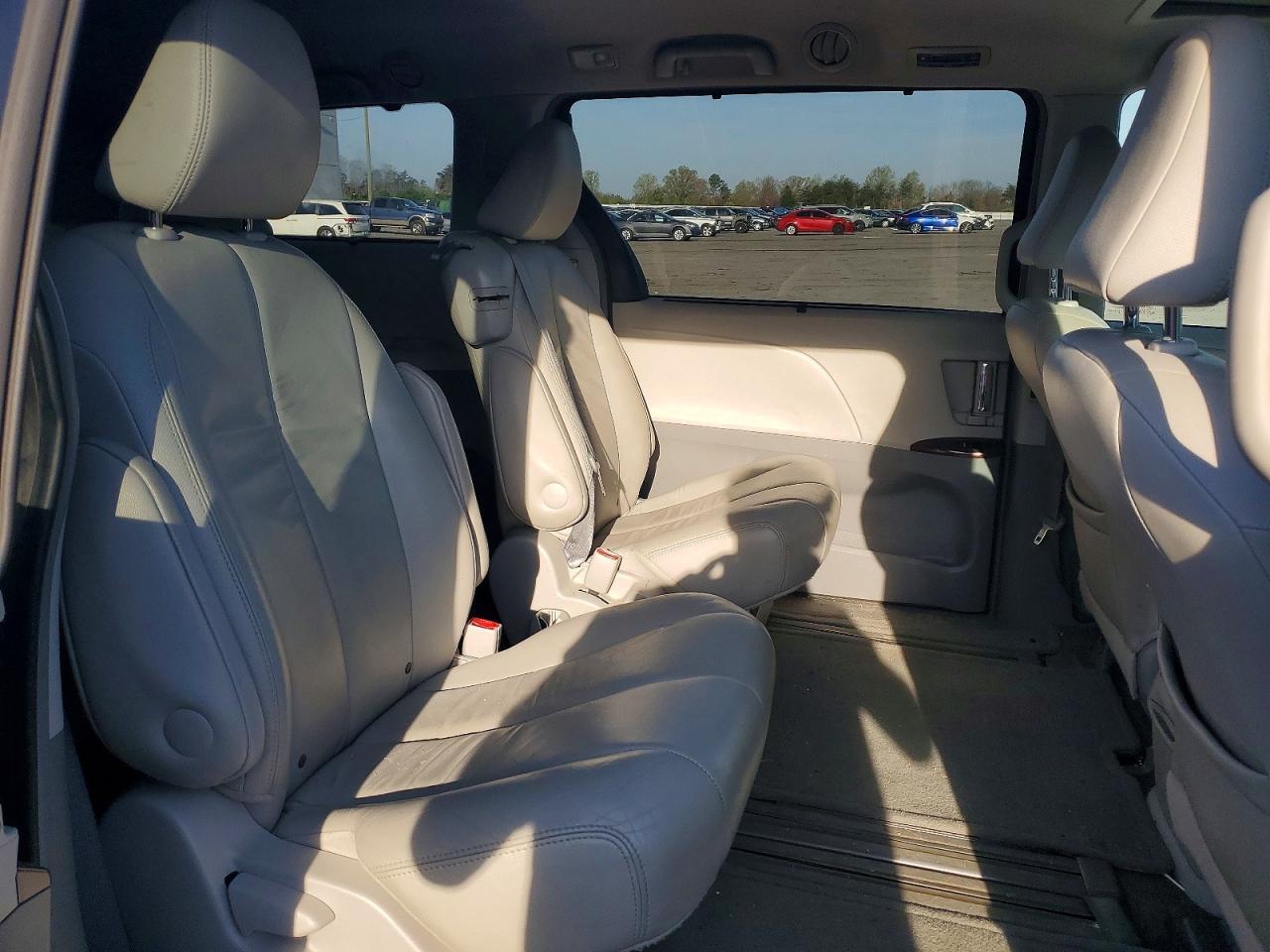 2012 TOYOTA SIENNA