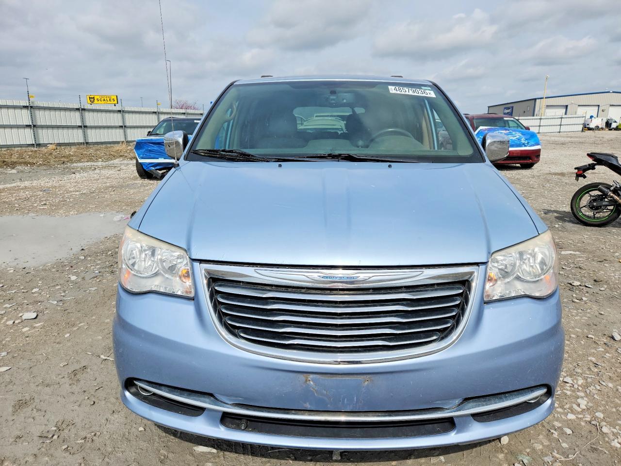 2013 CHRYSLER Town & Country