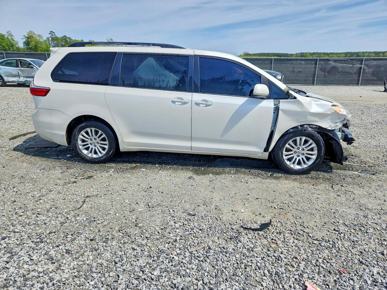 2015 TOYOTA SIENNA