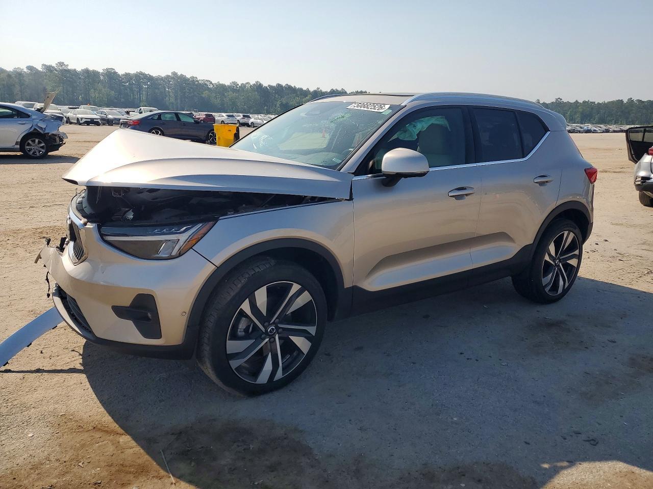 2023 VOLVO XC40