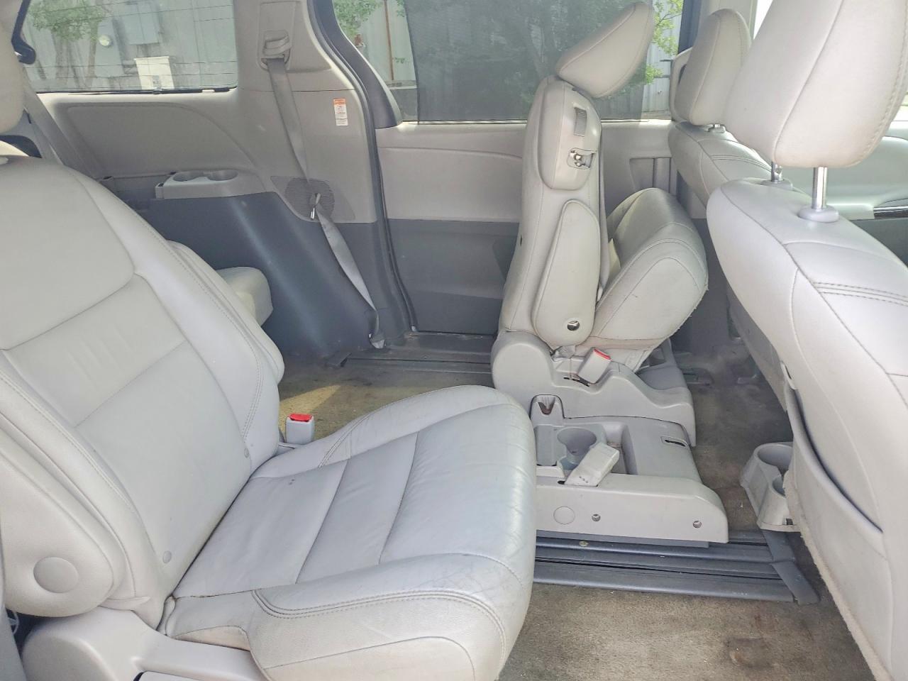 2016 TOYOTA SIENNA