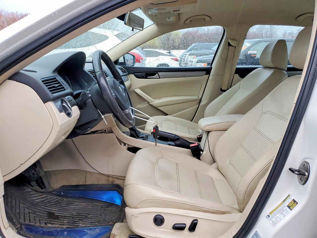 2014 VOLKSWAGEN Passat