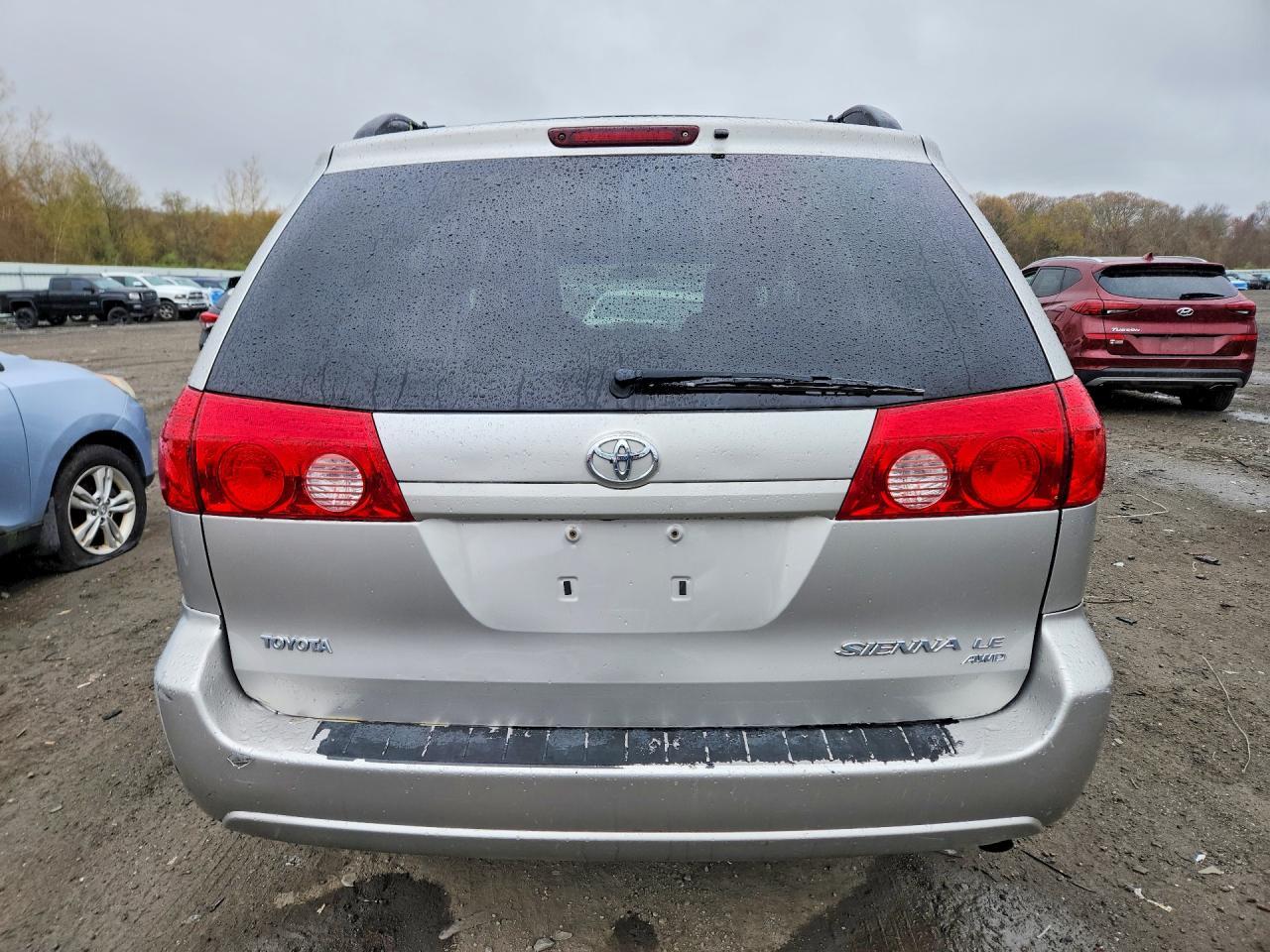 2010 TOYOTA SIENNA