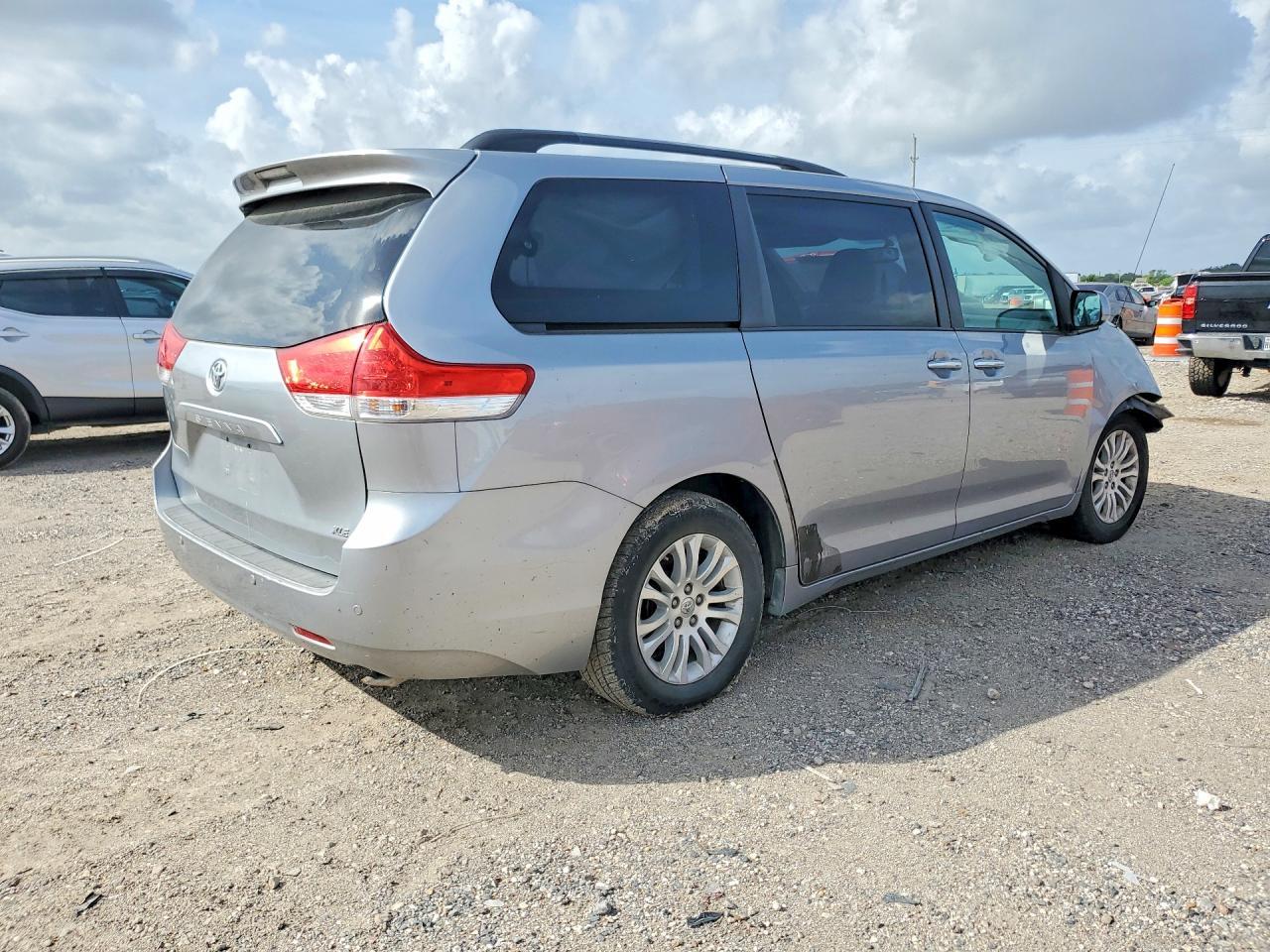 2013 TOYOTA SIENNA