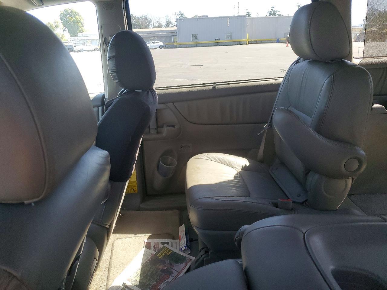 2010 TOYOTA SIENNA