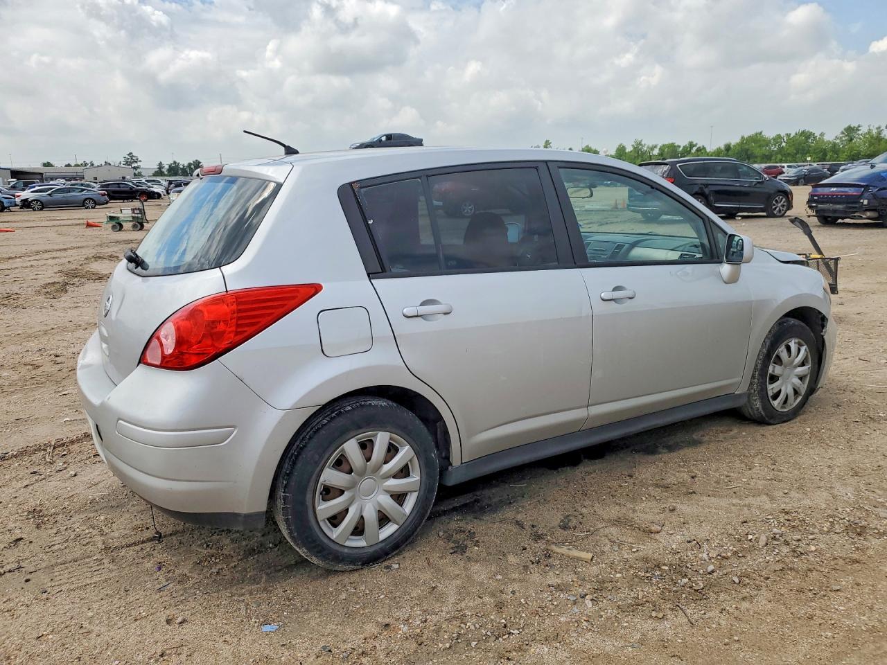2011 NISSAN VERSA