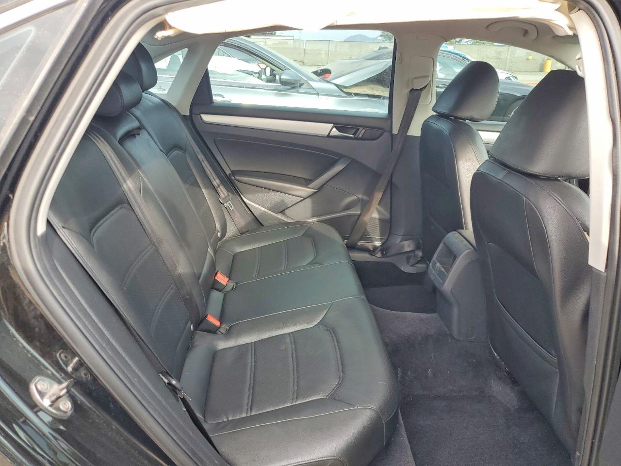 2012 VOLKSWAGEN Passat
