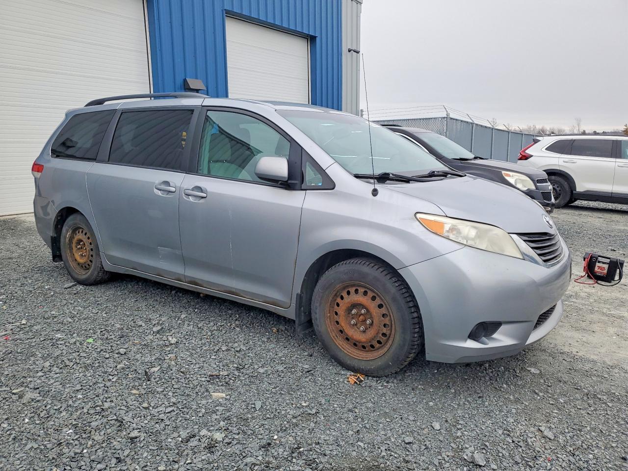 2011 TOYOTA SIENNA