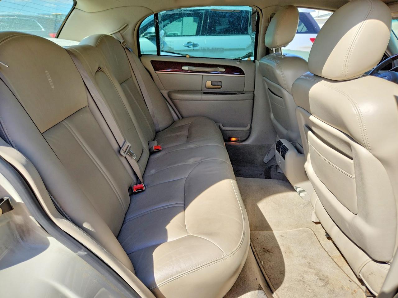 2004 LINCOLN Town Car