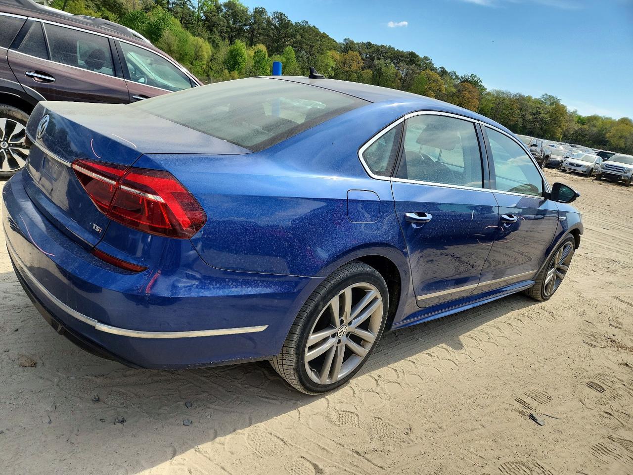 2017 VOLKSWAGEN Passat