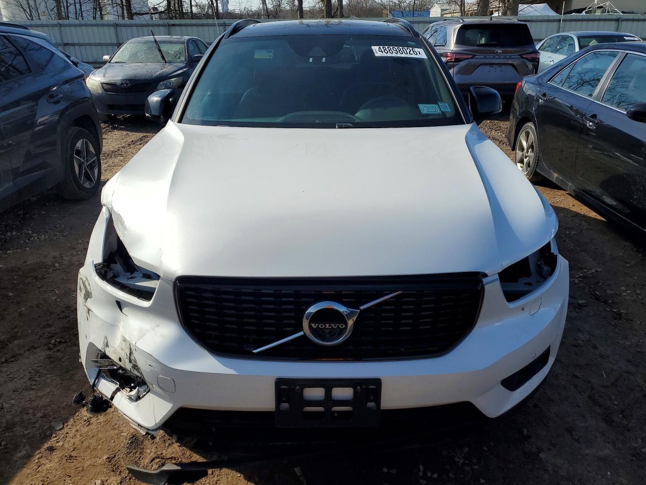 2021 VOLVO XC40