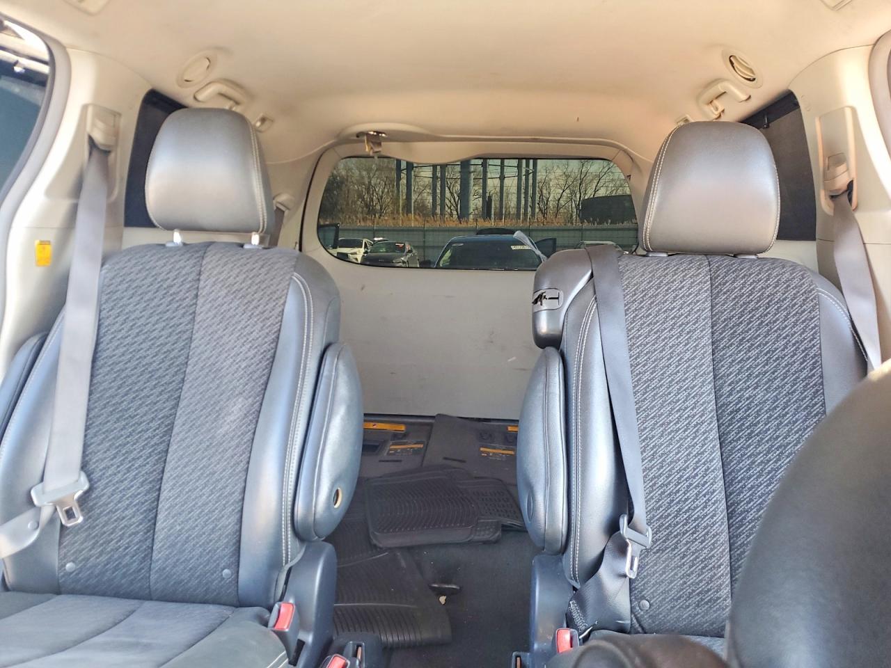 2011 TOYOTA SIENNA