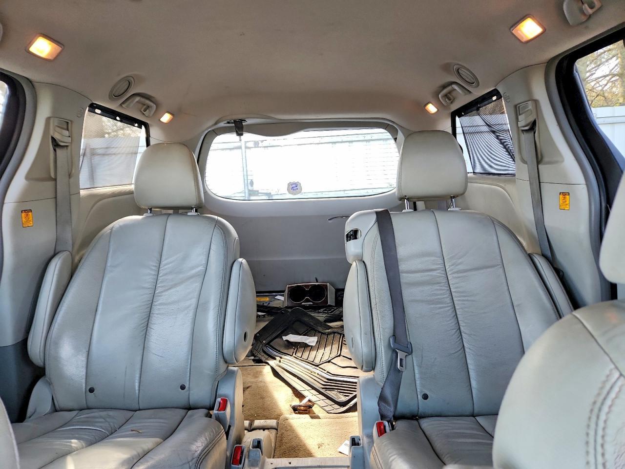 2011 TOYOTA SIENNA