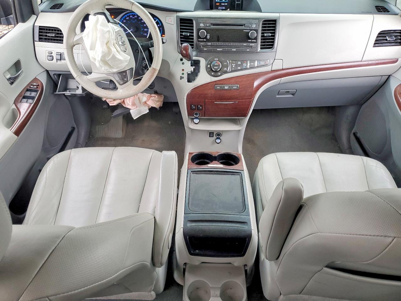 2014 TOYOTA SIENNA