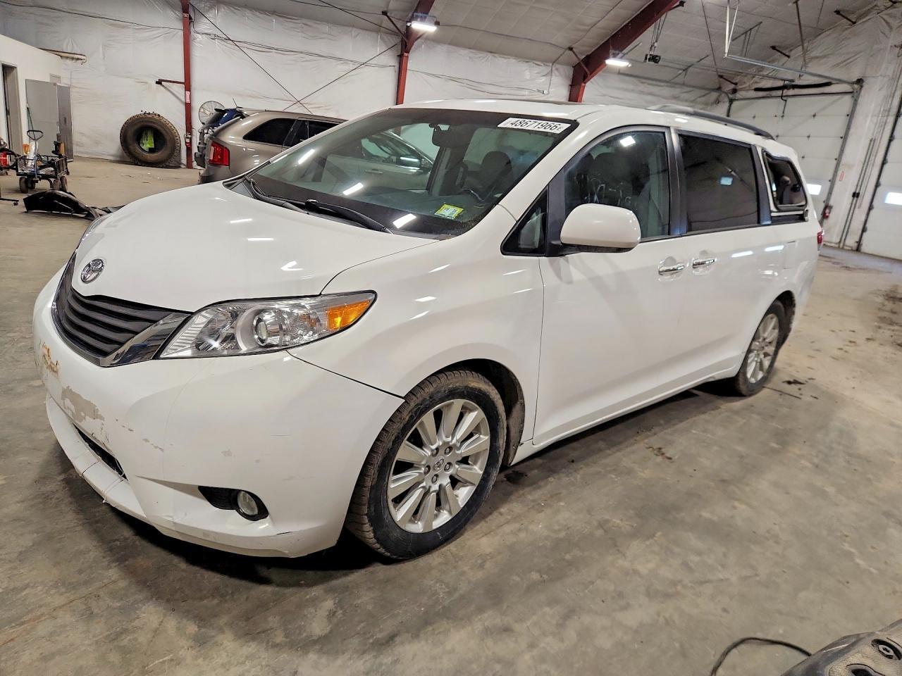 2011 TOYOTA SIENNA