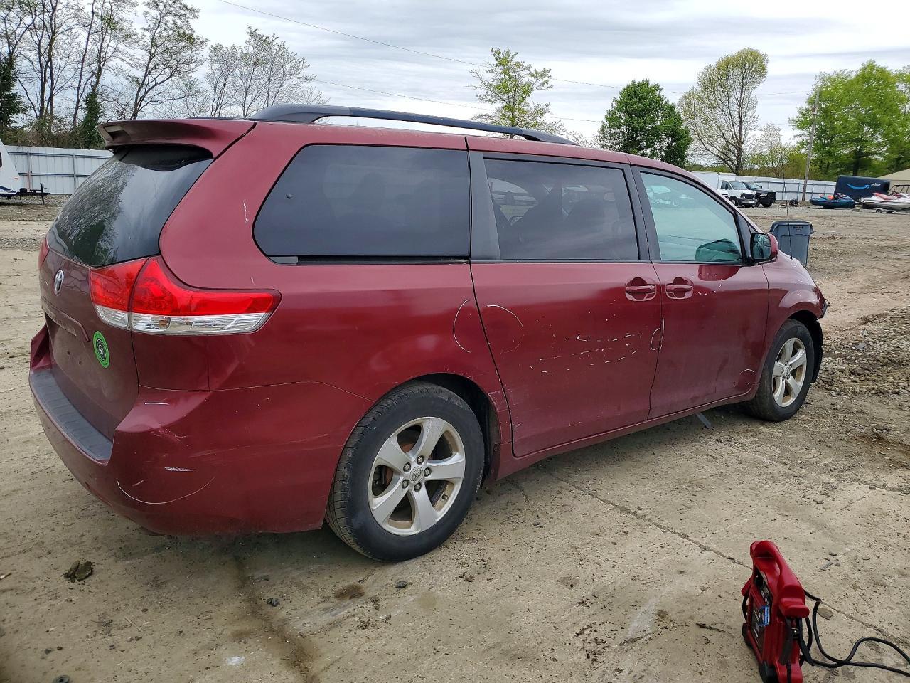 2011 TOYOTA SIENNA