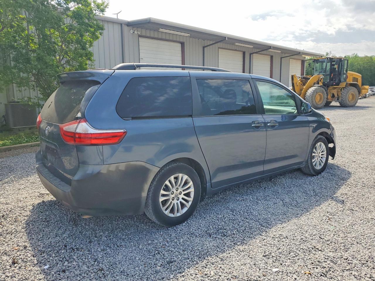 2016 TOYOTA SIENNA