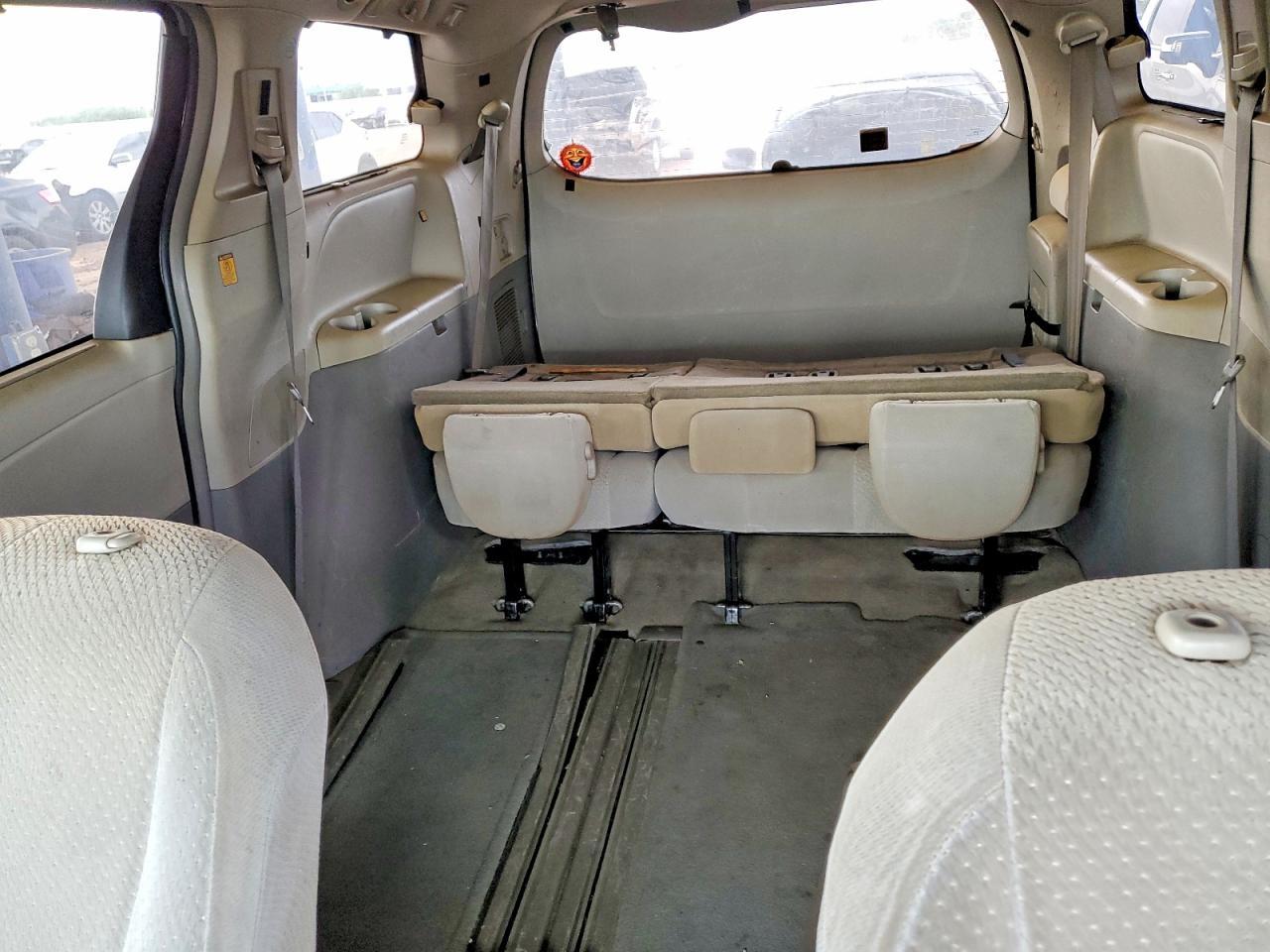 2011 TOYOTA SIENNA