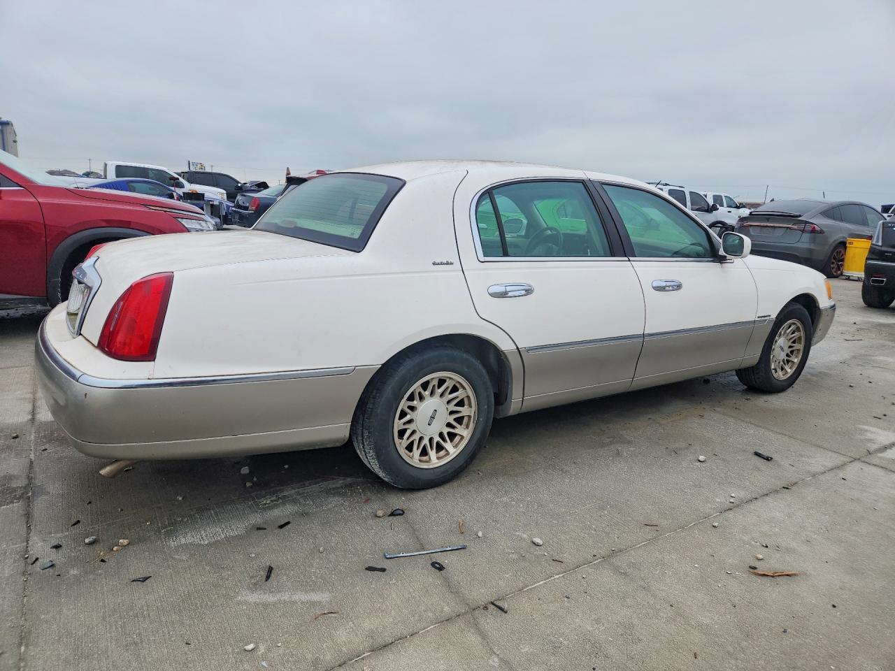 2001 LINCOLN Town Car