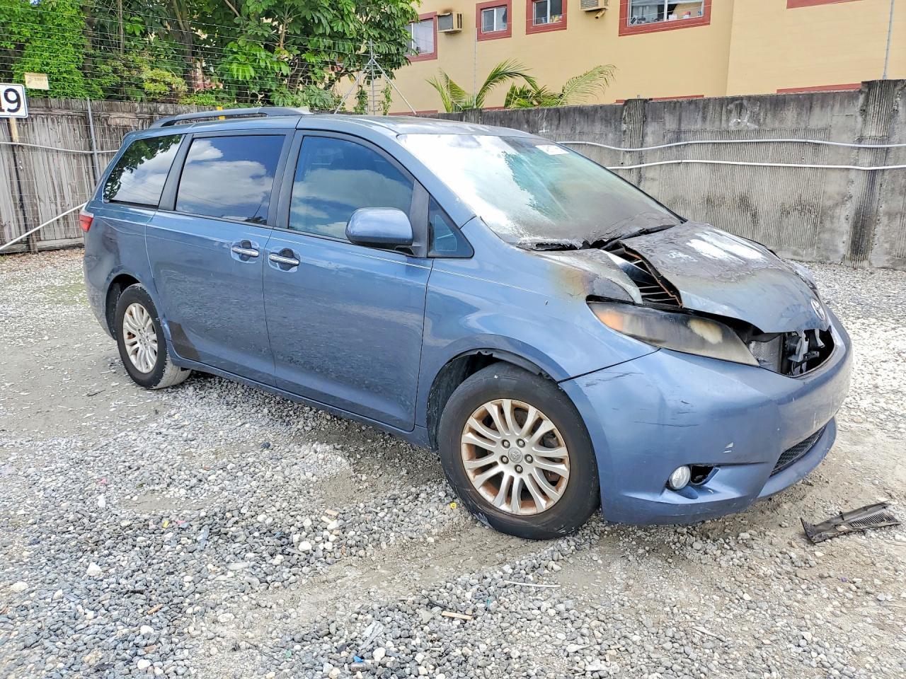 2015 TOYOTA SIENNA