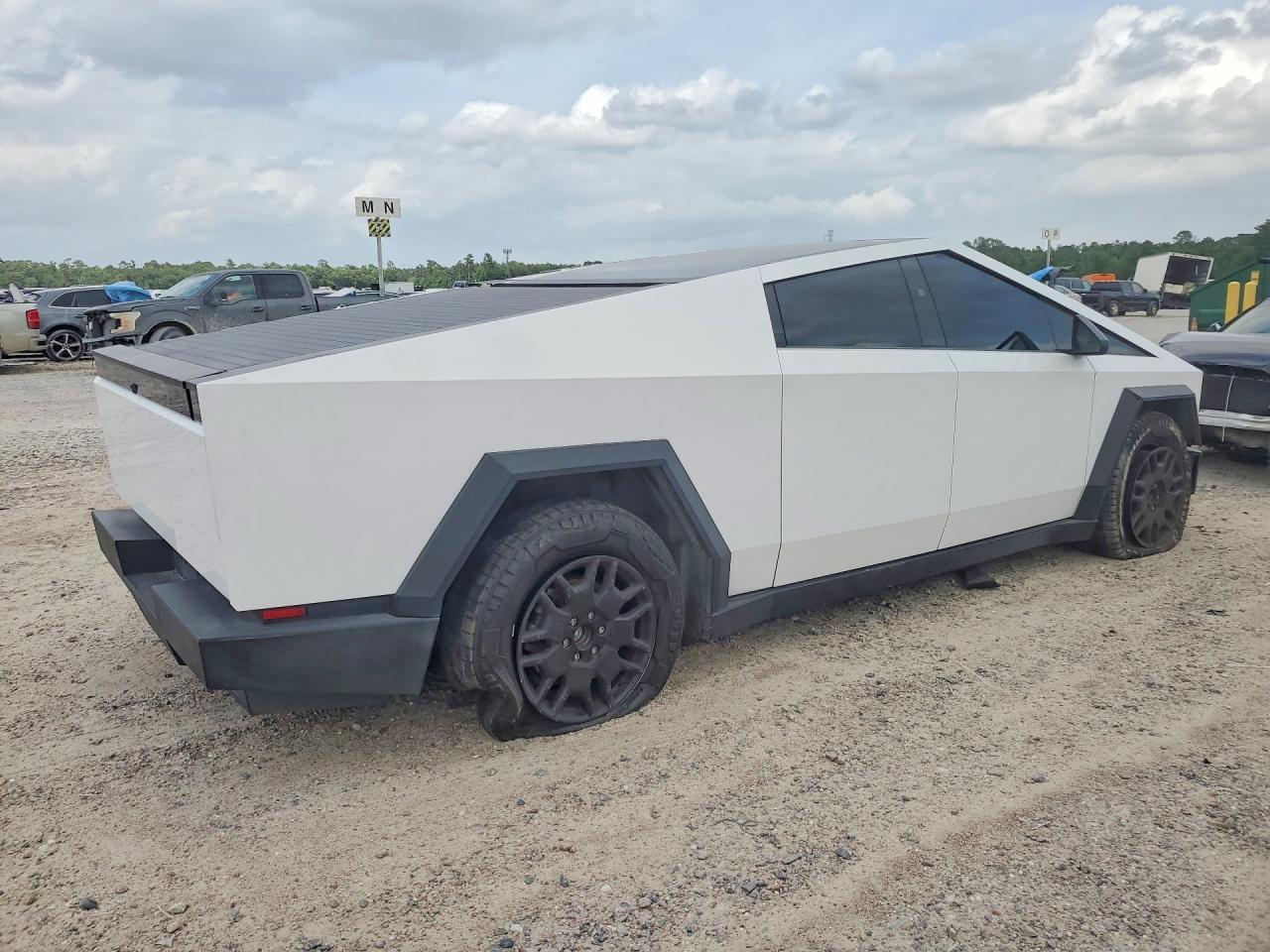 2024 TESLA Cybertruck