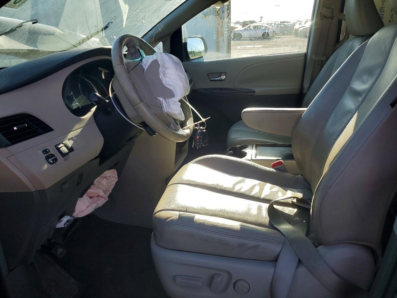 2011 TOYOTA SIENNA
