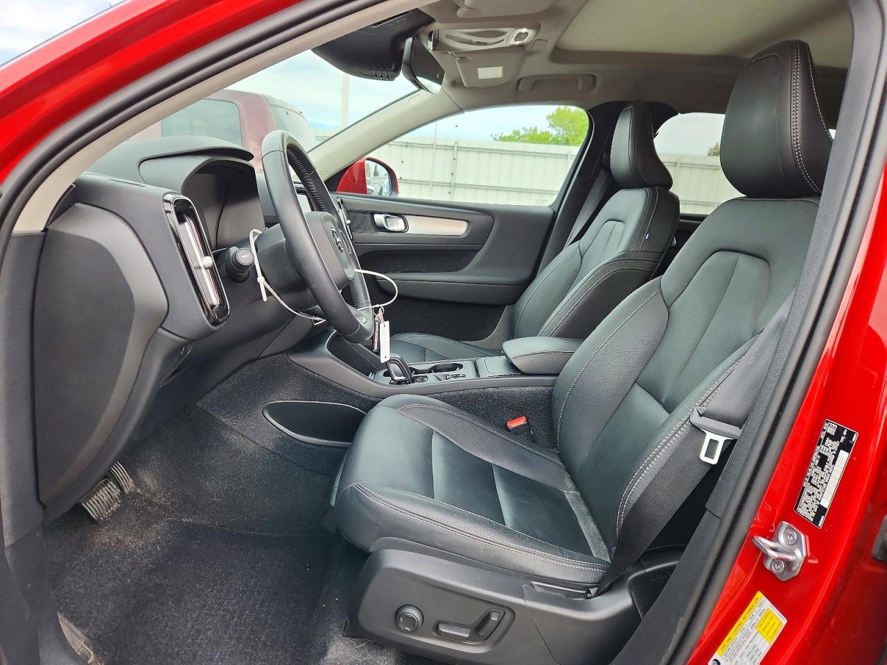 2021 VOLVO XC40