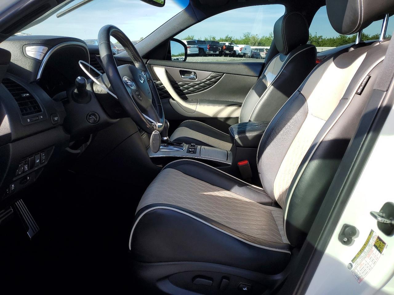 2017 INFINITI QX70