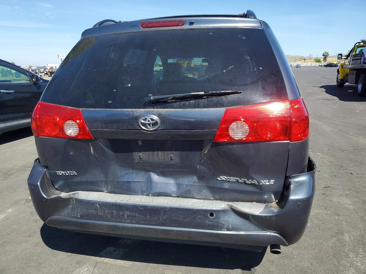 2010 TOYOTA SIENNA