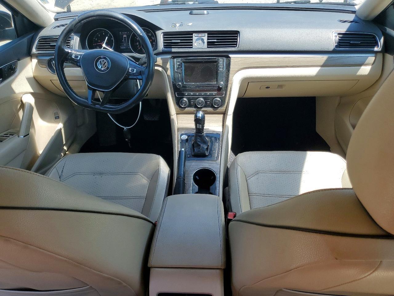 2017 VOLKSWAGEN Passat