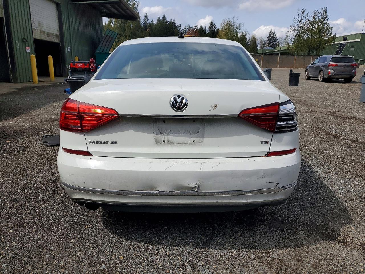 2016 VOLKSWAGEN Passat