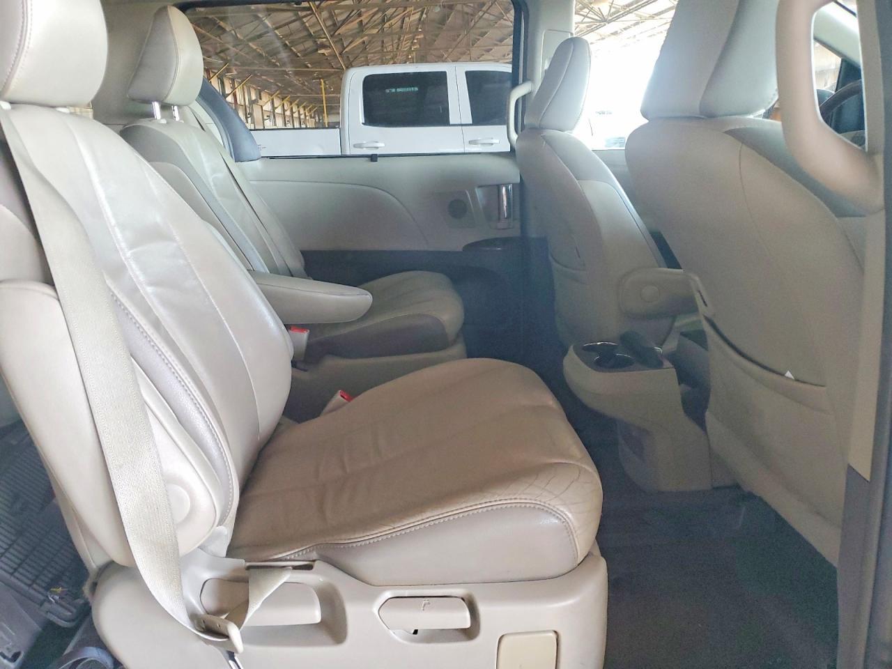 2014 TOYOTA SIENNA
