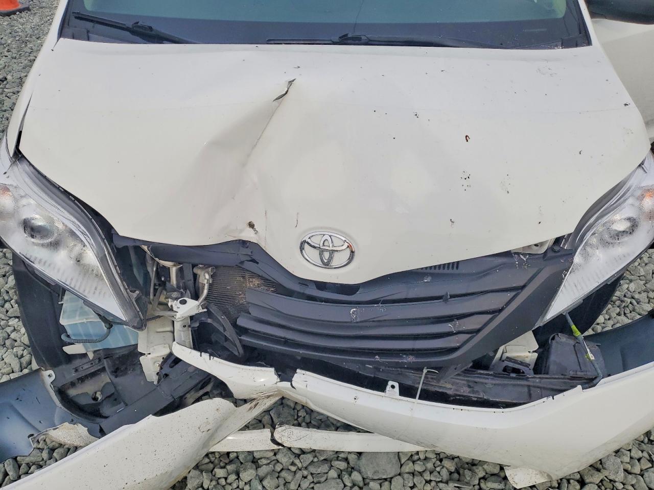 2017 TOYOTA SIENNA