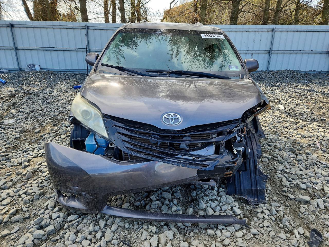 2011 TOYOTA SIENNA
