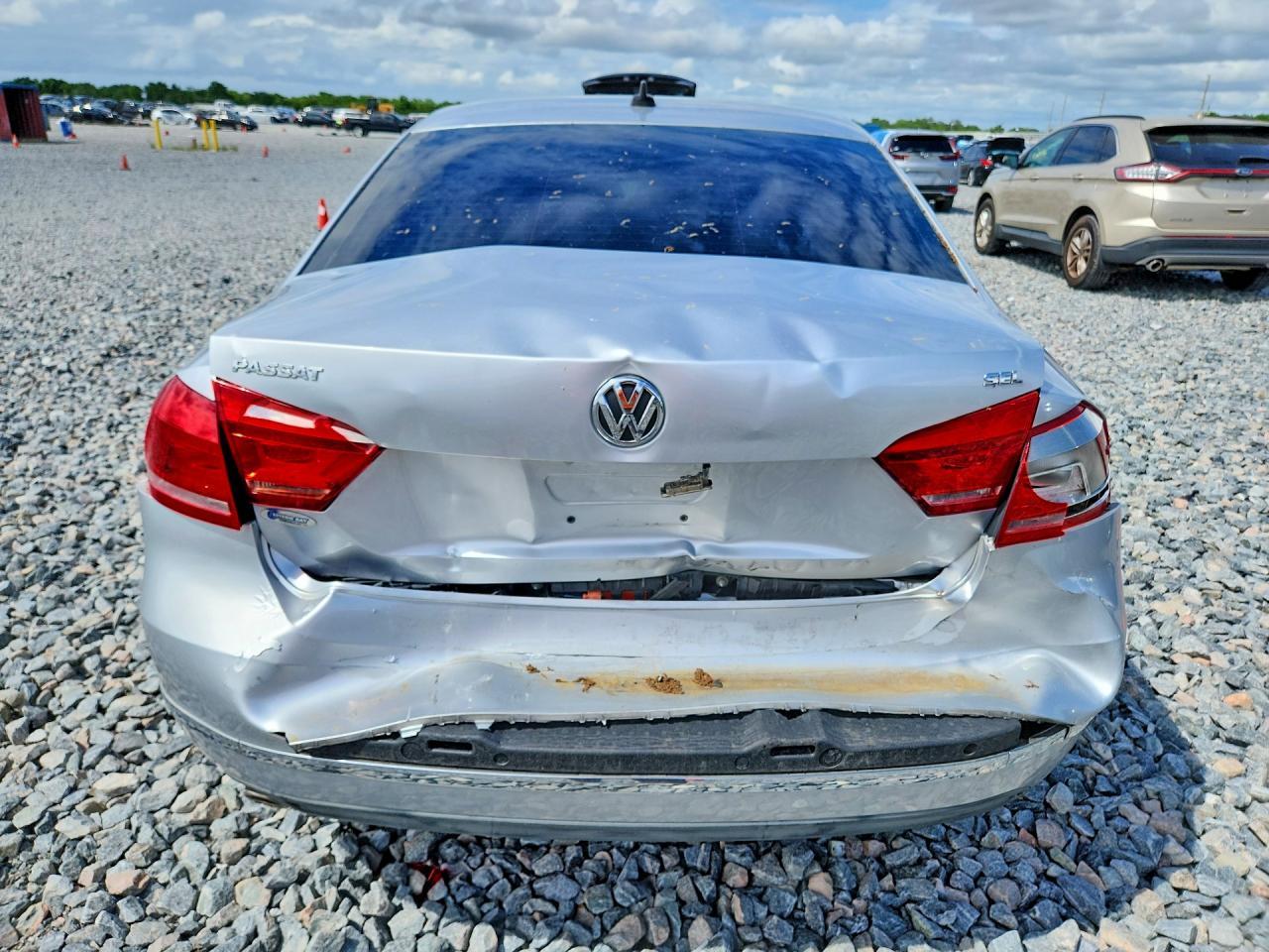 2013 VOLKSWAGEN Passat