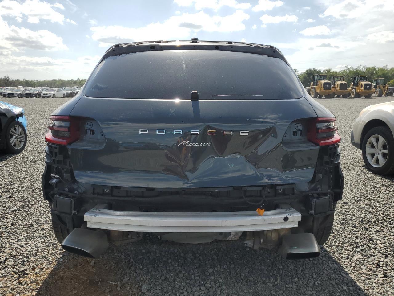 2017 PORSCHE Macan
