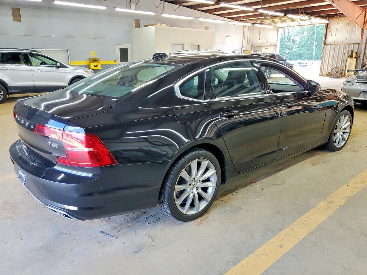 2017 VOLVO S90