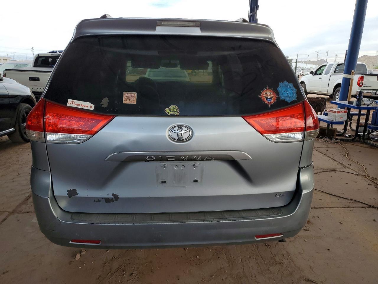 2011 TOYOTA SIENNA