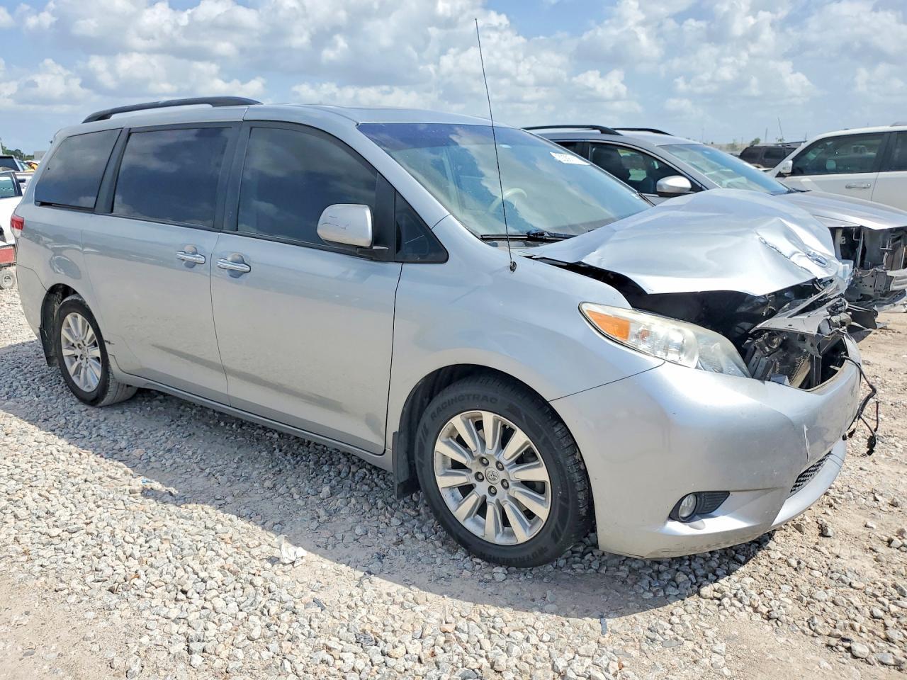 2014 TOYOTA SIENNA