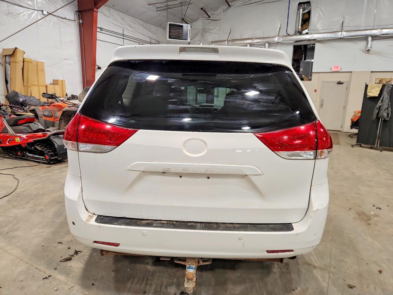 2011 TOYOTA SIENNA