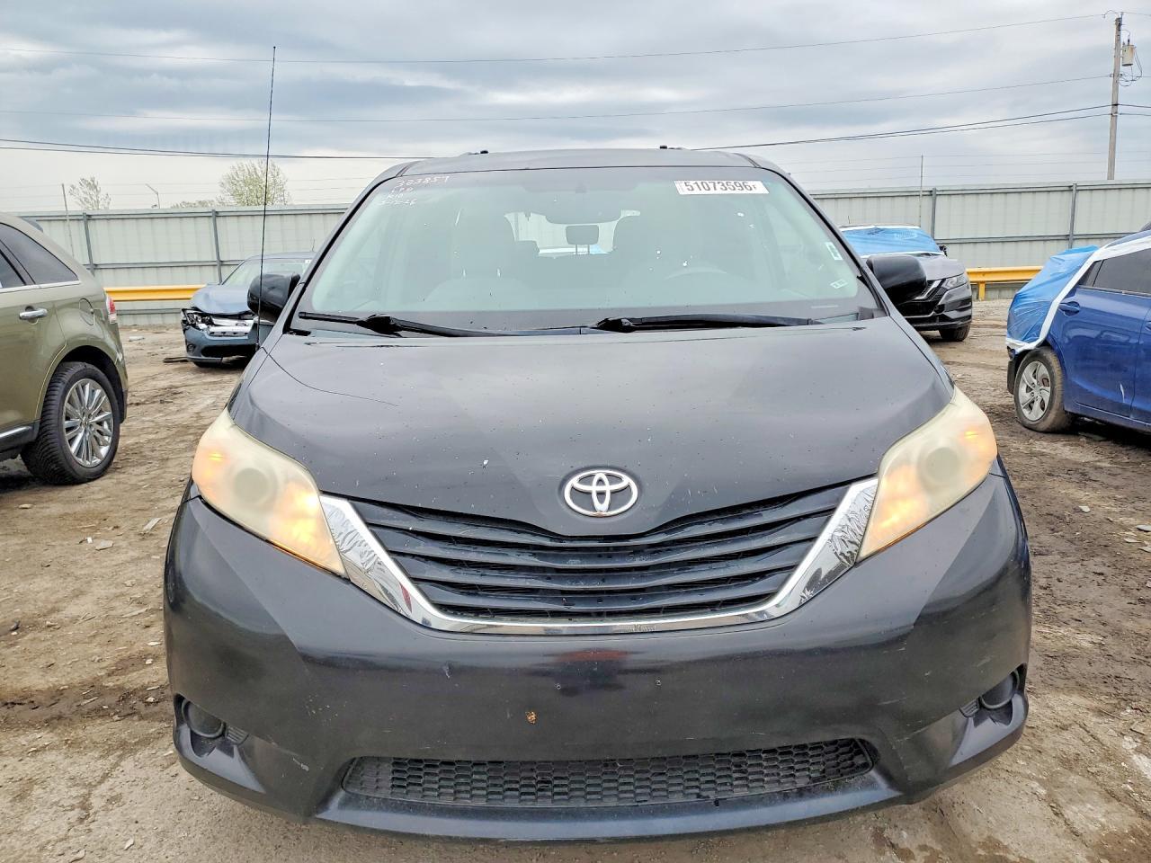 2011 TOYOTA SIENNA