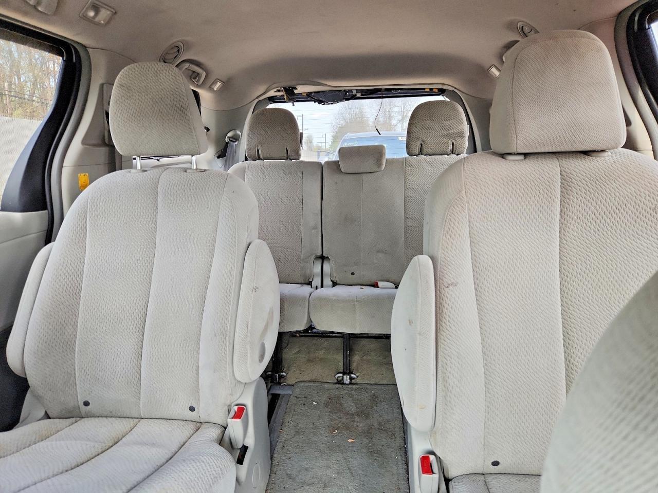 2011 TOYOTA SIENNA