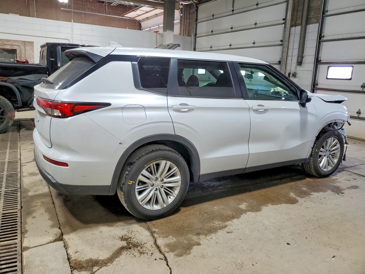 2023 MITSUBISHI outlander