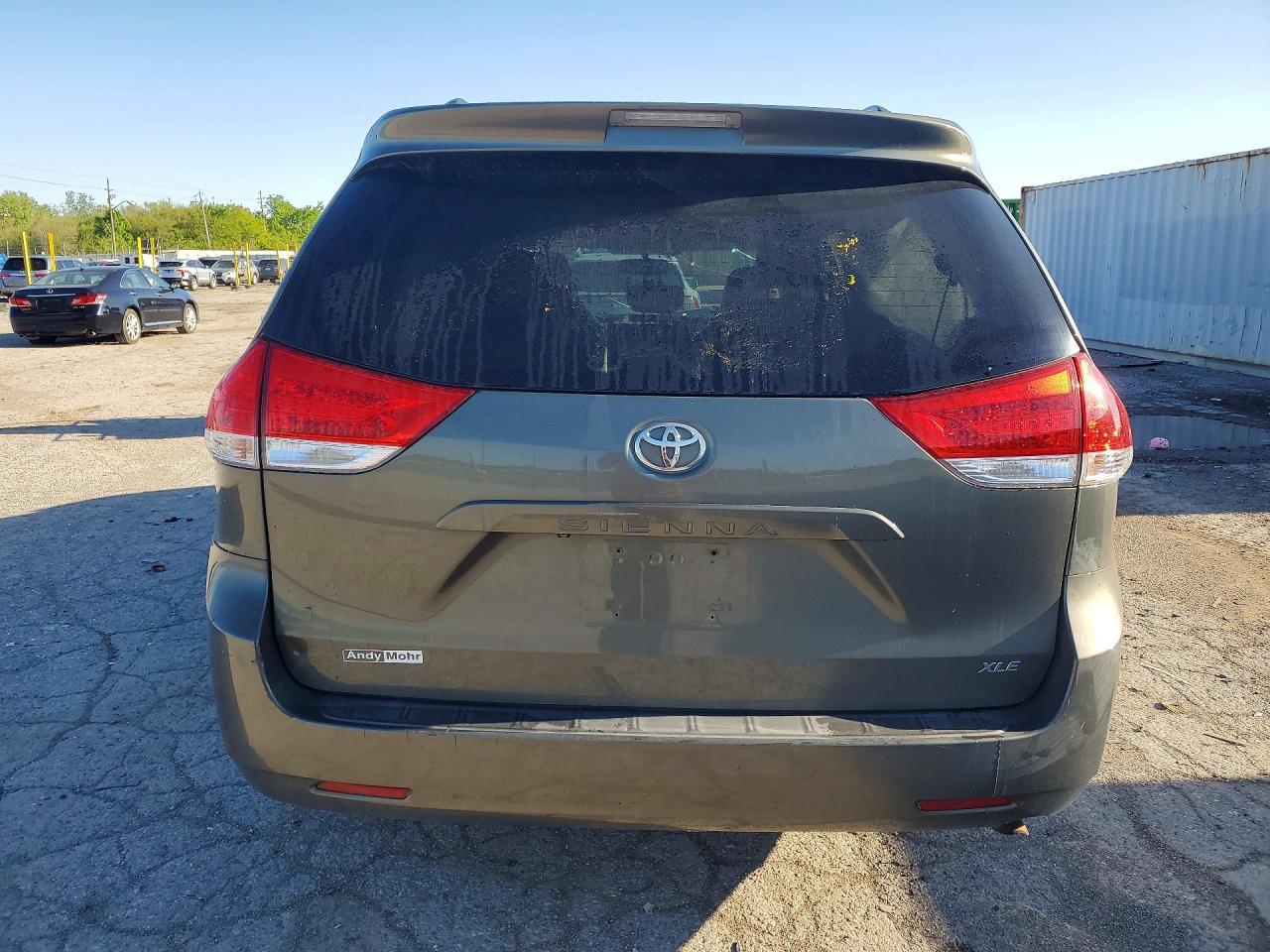 2011 TOYOTA SIENNA