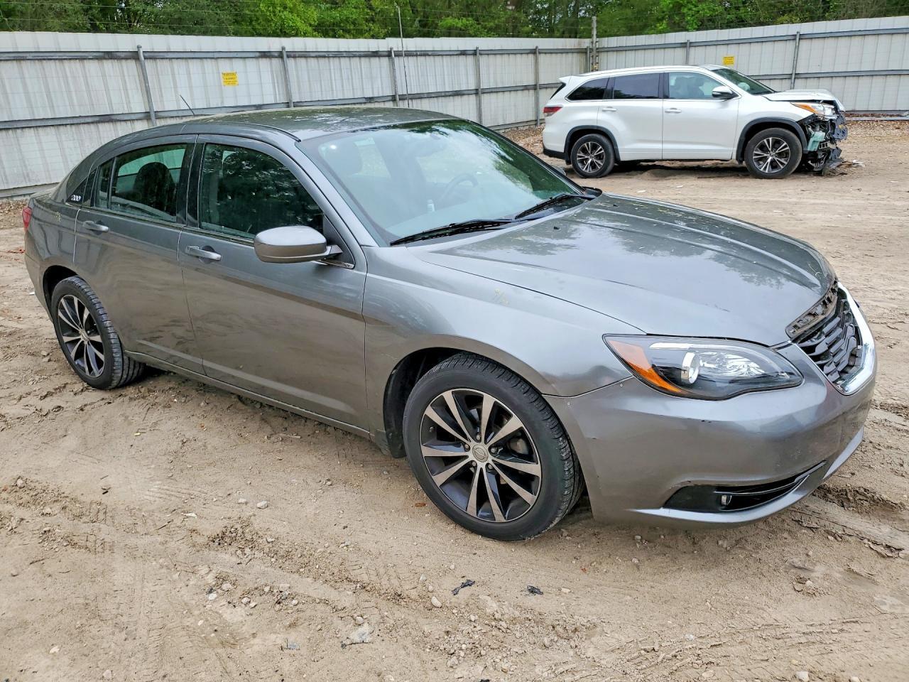 2013 CHRYSLER 200