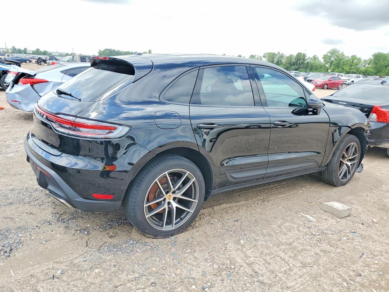 2025 PORSCHE Macan